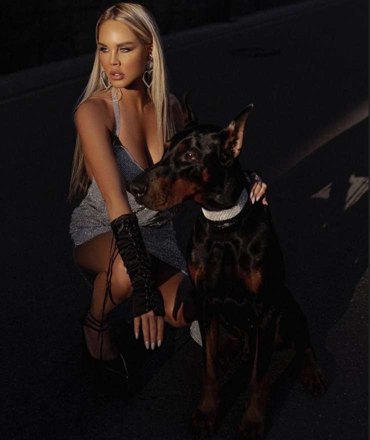 Звезда продемонстрировала свой пышный бюст