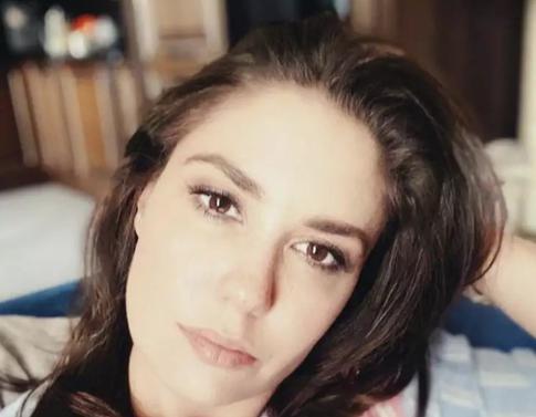 Муцениеце оттянула узкий топ и показала мокрые прелести