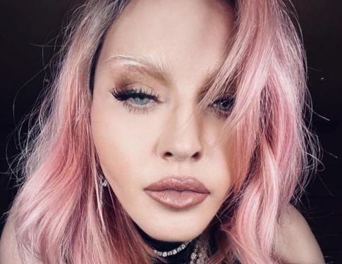 64-летняя Мадонна полностью обнажила огромную грудь