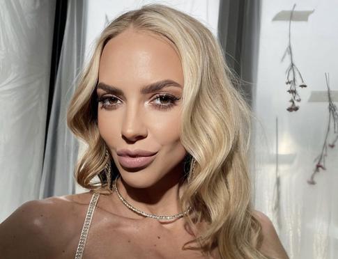 Грудь Сысоевой выпала из откровенного топа во время репетиции