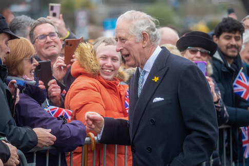 Карла III и его жену закидали яйцами: скандальное видео