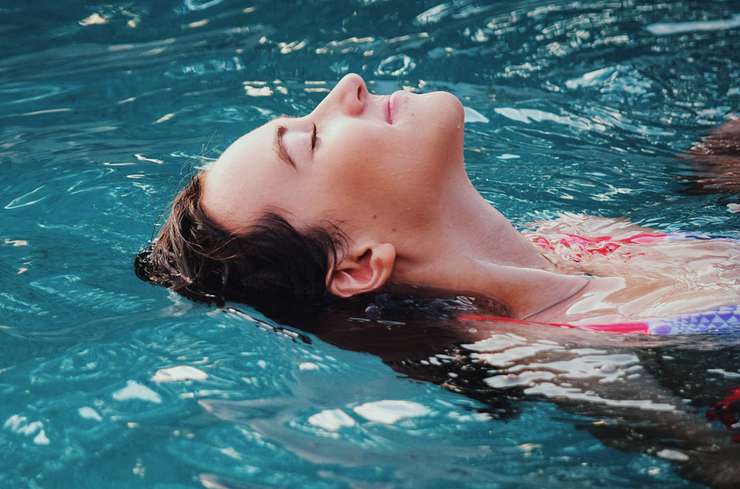 Даже если у вас нет проблем, лучше регулярно использовать шампунь для глубокого очищения