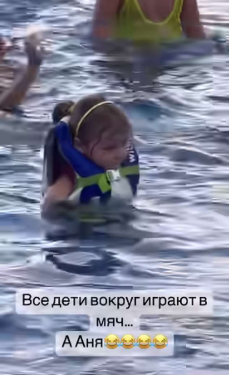 Певец показал дочку во время плавания в море