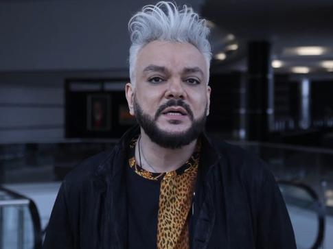 Киркоров «наказал» человека в зрительном зале, отхлестав его букетом цветов