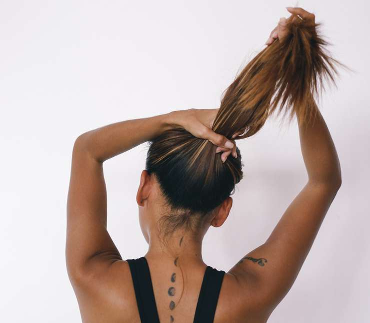 Процесс нанесения всех этих средств обязательно сопровождается массажем головы