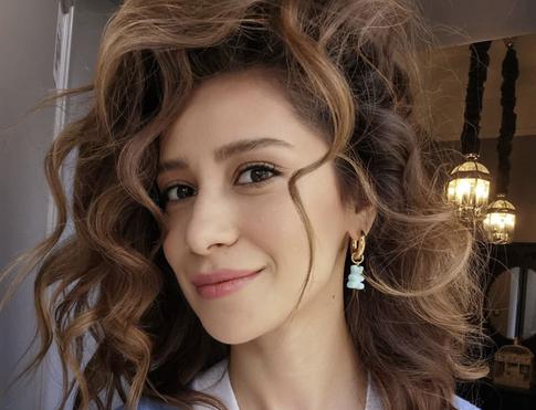 Большая грудь Равшаны Курковой еле уместилась в откровенном купальнике