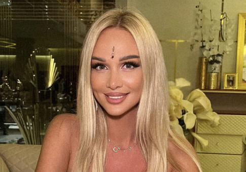 Лопырева оголила грудь в сексуальном платье без белья