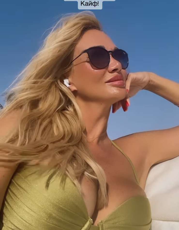 Телеведущая похвасталась эффектной грудью Телеведущая похвасталась эффектной грудью