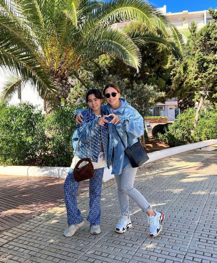 Певица с дочкой Софией