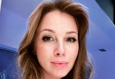 Полина Диброва похвасталась голой грудью огромного размера спустя месяц после операции