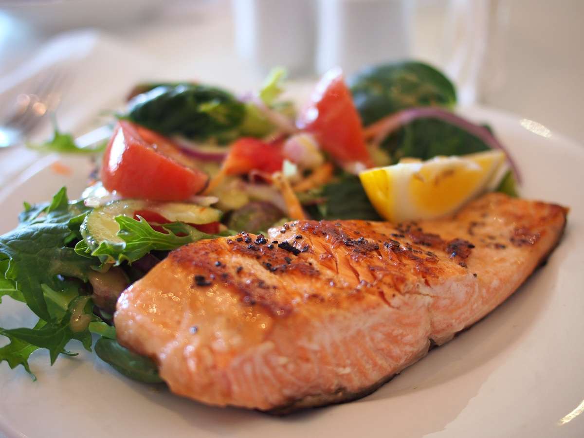Рыбу и овощи стоит включать в рацион ежедневно