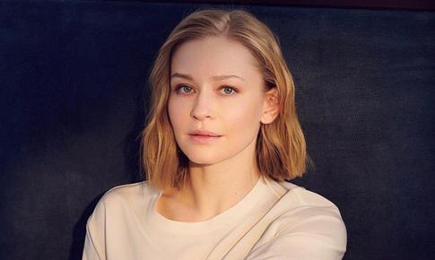 Обнимались и держались за руки: Юлия Пересильд вышла в свет с новым возлюбленным