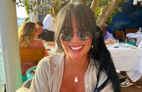 Молодая жена Цекало блеснула огромной грудью, которая едва влезла в глубокое декольте