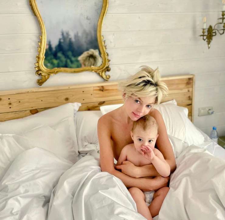 Телеведущая снялась топлес с сыном