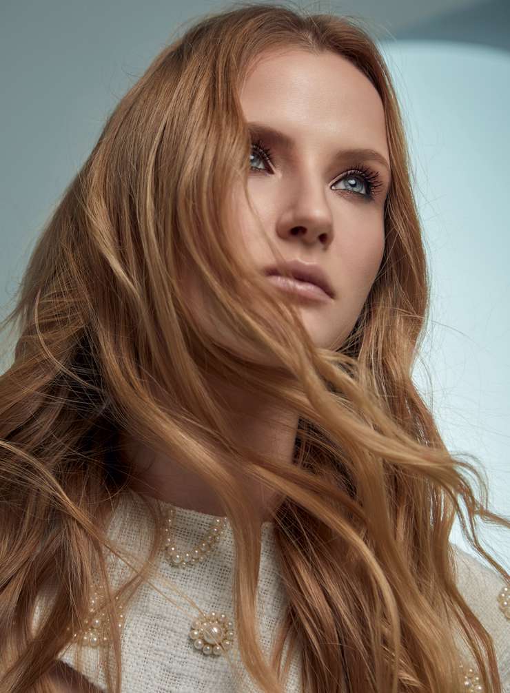 Платье, Alena Akhmadulina; серьги из коллекции My Twin, Messika