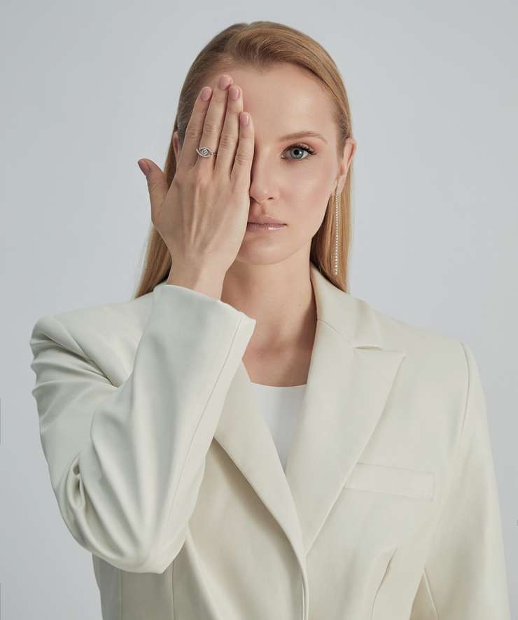 Кожаное пальто, Namelazz; топ и брюки, все – Laroom; туфли, gianvito rossi; кольцо из коллекции Lucky Eye, Messika; серьги из коллекции Classic, Mercury