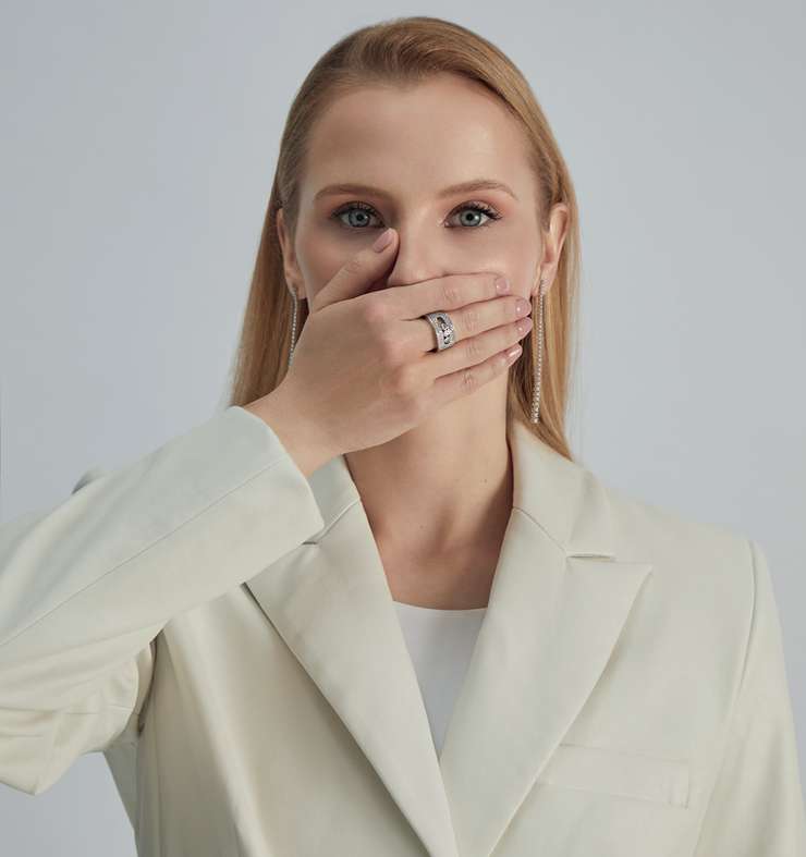 Кожаное пальто, Namelazz; топ, Laroom; кольцо из коллекции Move Joaillerie, Messika; серьги из коллекции Classic, Mercury