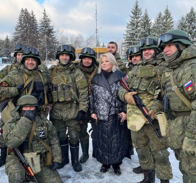 Актриса вместе с военными