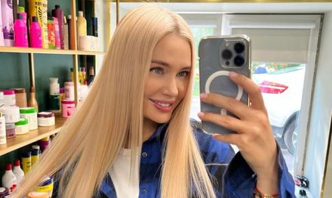 Рудова блеснула голой грудью в коротких шортах