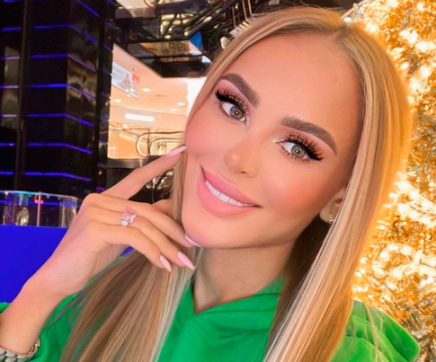 Анна Калашникова выставила напоказ впечатляющую грудь в «голом» наряде