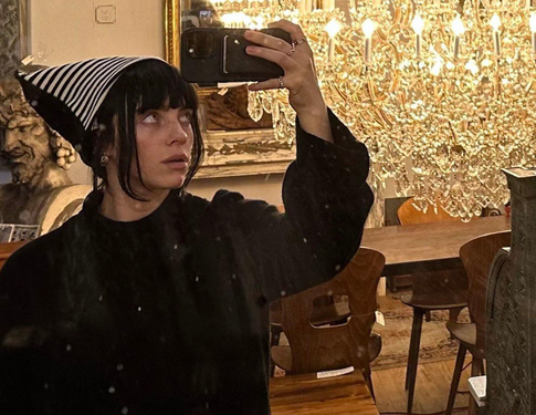 Билли Айлиш встретила совершеннолетие в костюме подружки Санты с декольте