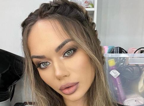 Яна Кошкина выставила напоказ огромную грудь в «голом платье»