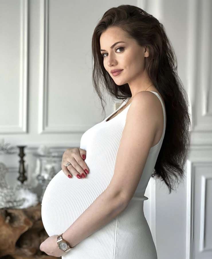 Актер показал беременную жену