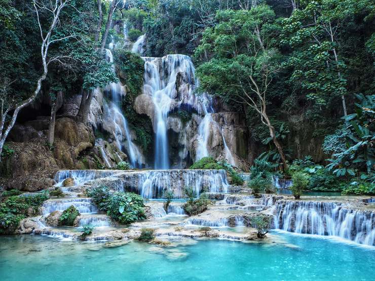Каскад водопада Куанг Си пятьдесят четыре метра, а вода здесь бирюзовая