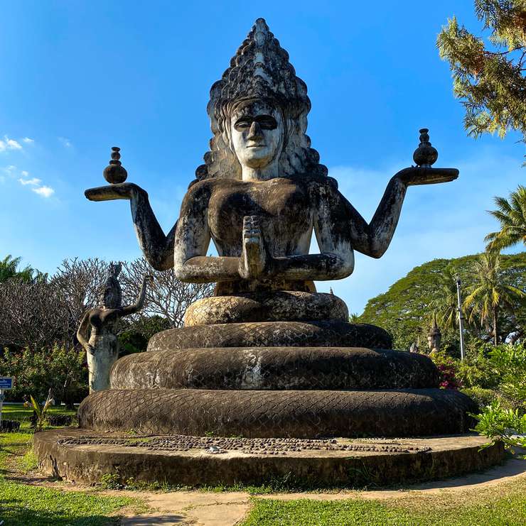 Будда-парк, расположенный неподалеку от Вьентъяна, насчитывает более двухсот скульптур религиозной тематики