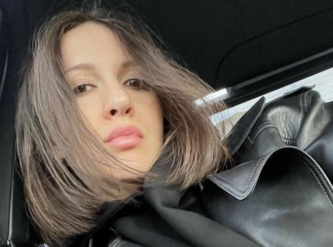 Матильда Шнурова похвасталась огромной голой грудью в откровенном топе