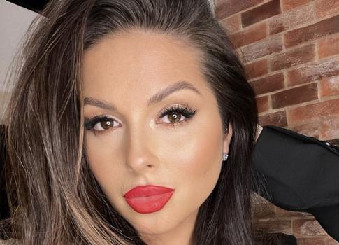 Нюша ответила на слухи о третьей беременности: «Есть животик»