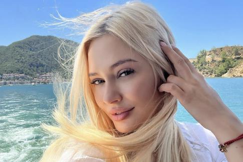 Рудова без стеснения продемонстрировала необъятную грудь в крохотном бикини