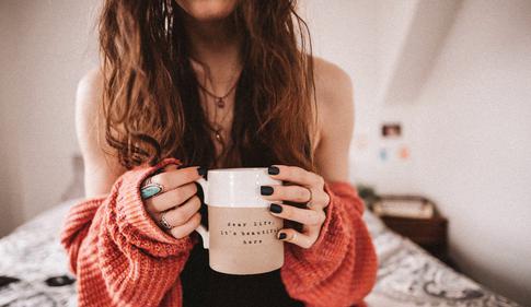 Черный Кролик советует: 3 оттенка гель-лака для новогоднего маникюра