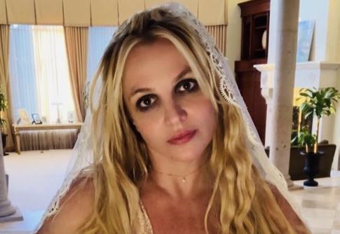 Бритни Спирс оголила свою грудь в душевой кабине