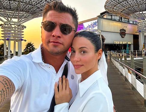 Молодая жена Прилучного случайно показала округлившийся живот