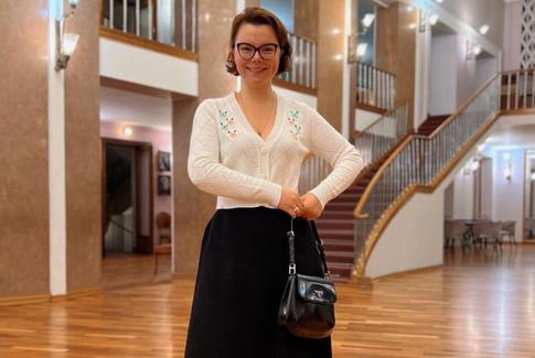 Молодая жена Петросяна оголила перед публикой внушительную грудь: «Такого никогда не делала»