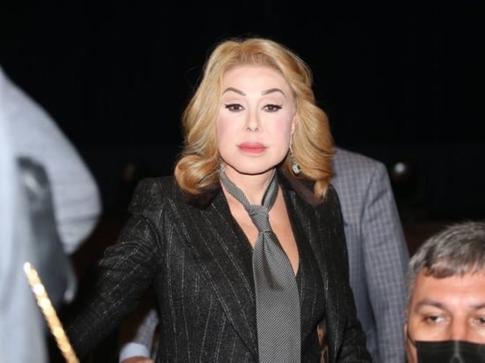 Успенская сверкнула на сцене большой грудью в прозрачном топе