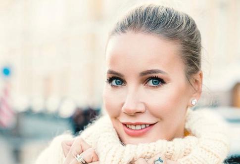 Летучая прикрыла на пляже огромную грудь двумя «сердцами»