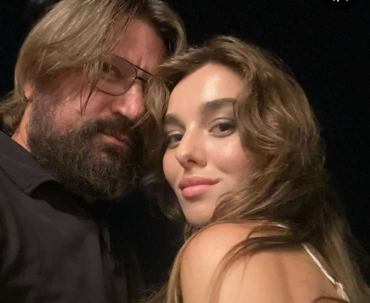 Сексуалды қисық бөкселер Сиам егіздерінің порно видеосы