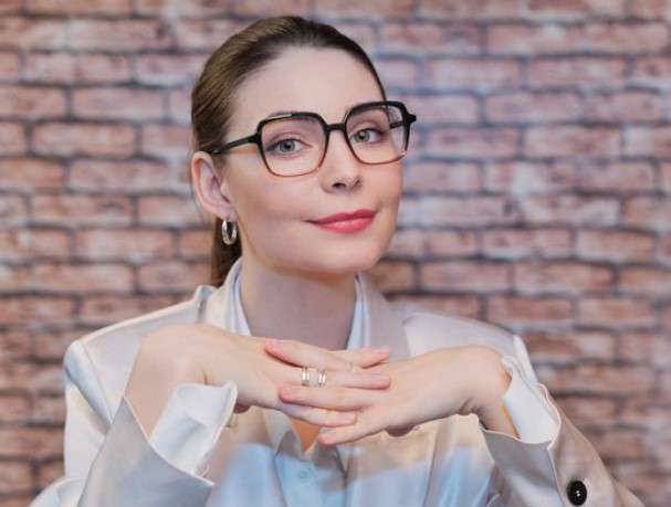 Наследница актрисы теперь носит очки