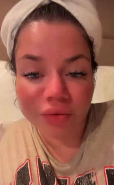 Певица показала свое изменившееся лицо