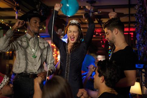 Без лишних трат: как превратить офисный костюм в наряд для корпоратива