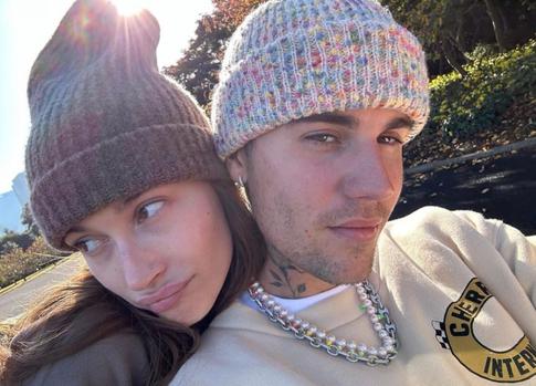 «Я не беременна!»: жена Бибера рассказала о серьезной женской болезни