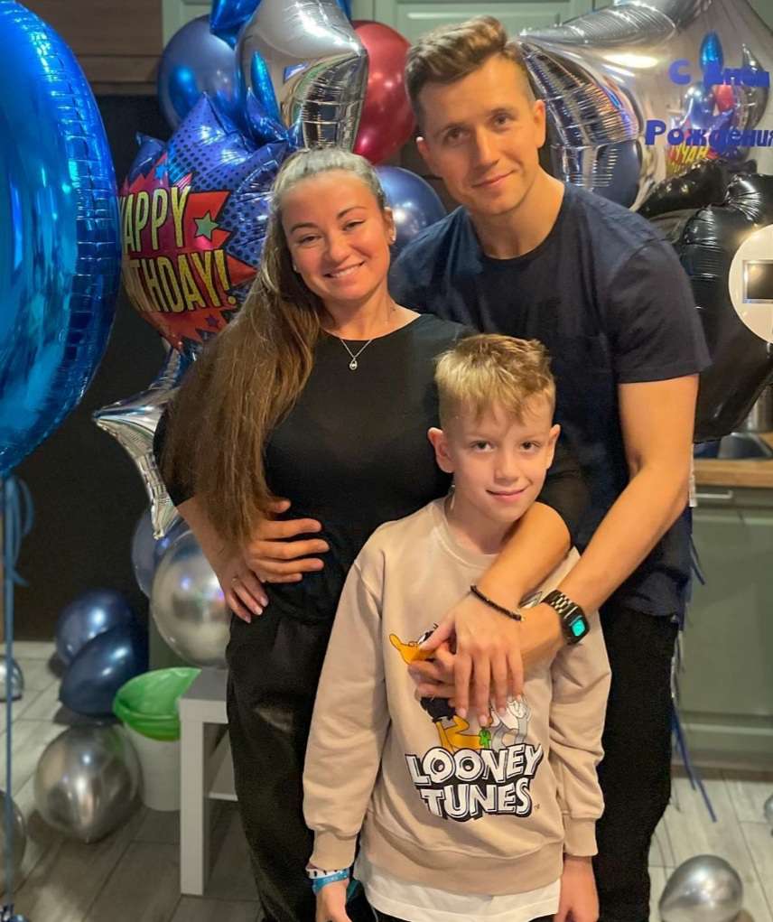 Денис Косяков с женой и старшим сыном