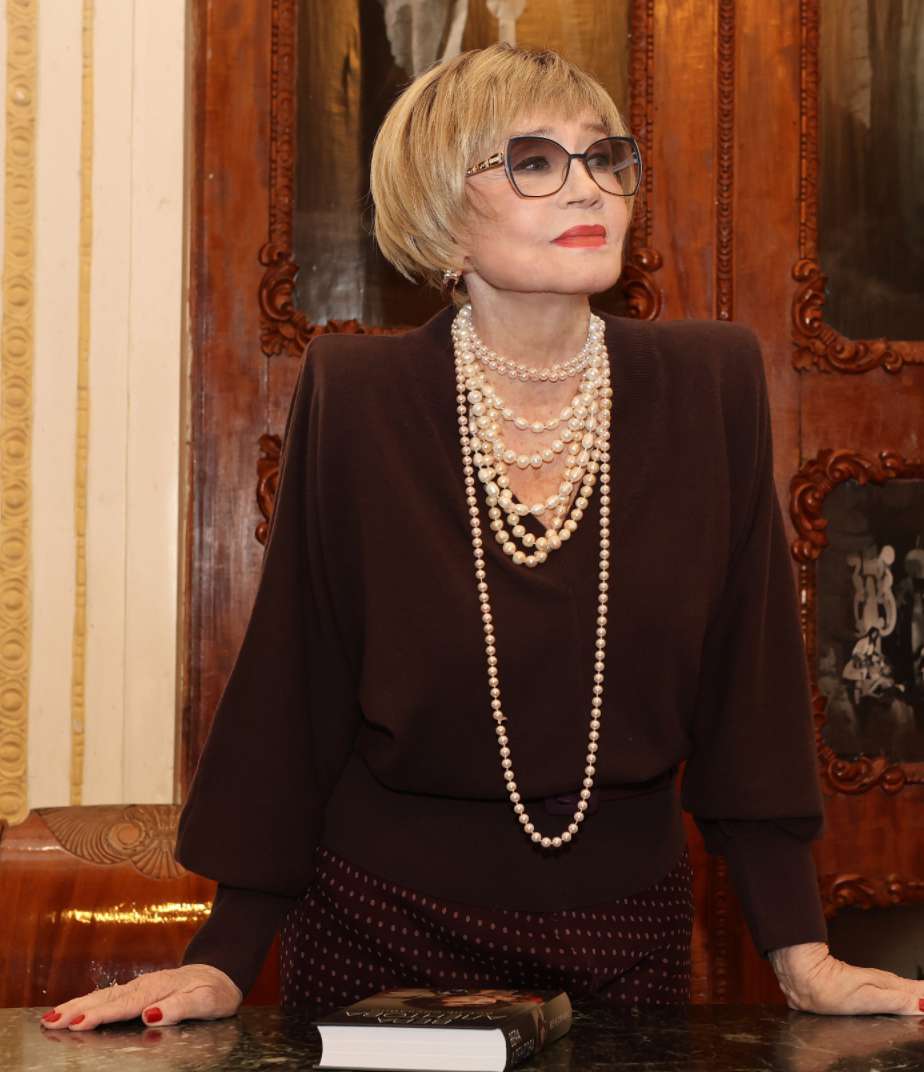 Жетілген әйел трусики бейнені шешеді Эрика Белла онлайн