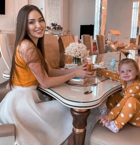 Панорамные окна и декор из хрусталя: как выглядят столовые Костенко, Брежневой, Навки и других звезд