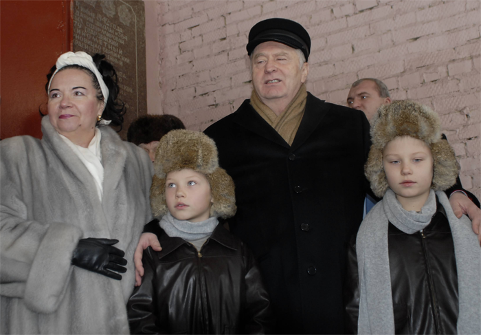 Владимир Жириновский с женой и внуками Сашей и Сережей в 2007 году