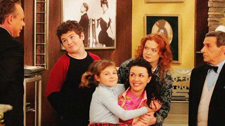 В сериале "Моя прекрасная няня" снимались многие звезды. На фото: Сергей Жигунов, Павел Сердюк, Ирина Андреева, Анастасия Заворотнюк, Екатерина Дубакина и Борис Смолкин В сериале Моя прекрасная няня снимались многие звезды. На фото: Сергей Жигунов, Павел Сердюк, Ирина Андреева, Анастасия Заворотнюк, Екатерина Дубакина и Борис Смолкин