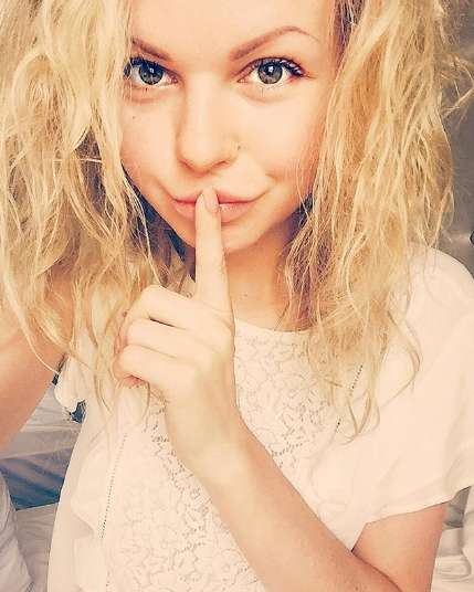 «Это такая эмоциональная раскачка, которая, к сожалению, работает. Я очень рада, что смогла это распознать на каком-то животном уровне, а впоследствии проработать это с психотерапевтом»