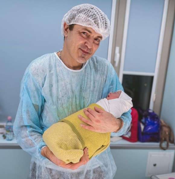 Алексей Потехин с сыном на руках